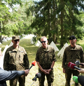 Valsts robežsardzes priekšnieks ģenerālis Guntis Pujāts (no kreisās), Valsts prezidents Edgars Rinkēvičs un Nacionālo bruņoto spēku komandieris brigādes ģenerālis Kaspars Pudāns atbild uz žurnālistu jautājumiem Latvijas austrumu robežas vizītes laikā, kurā iepazīstas ar robežas stiprināšanas progresu uz Latvijas-Krievijas robežas netālu no "Draudzības kurgāna" Ludzas novadā.