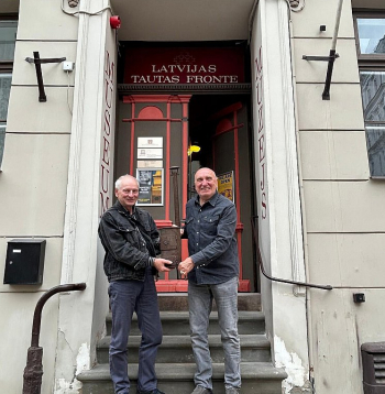 Ivars Godmanis (no labās)un bijušais Latvijas Tautas frontes priekšsēdētājs Dainis Īvāns, pasniedzot "Godmaņa krāsniņu" muzejam.