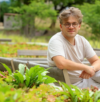 Valters Sīlis: "Telefoni cilvēkus padara vientuļākus, tāpēc teātris kā satikšanās punkts ir ļoti būtisks ne vien pilsētas, bet arī valstiskā mērogā."