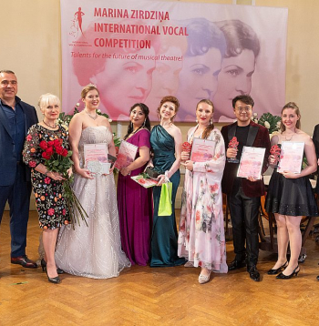 Starptautiskā Marinas Zirdziņas vokālistu konkursa uzvarētāji kopā ar konkursa organizatoriem.