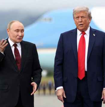 ASV prezidents Donalds Tramps pagājušonedēļ Aļaskā uzņēma Krievijas diktatoru Vladimiru Putinu, kuram šis bija pirmais brauciens uz rietumvalstīm kopš 2022. gadā sāktā pilna mēroga
iebrukuma Ukrainā. Trampa solis ir mazinājis Krievijas
starptautisko izolāciju, bet nav skaidrs, vai tas ir pietuvinājis
mieru Ukrainā.