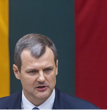 Krīze jau trīs mēnešus aizēno Lietuvas politiskās debesis – skandalozā premjerministra Gintauta Palucka atkāpšanās, kas veicināja valdošās koalīcijas sabrukumu, bija tikai ievads. Tagad jaunās koalīcijas izveide draud ar sabiedrības protestiem.