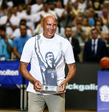 Grieķijas basketbola leģenda Nikos Galis savulaik ar 40 punktiem PSRS grozā sekmēja Grieķijas izlases pirmo triumfu Eiropas čempionātos.