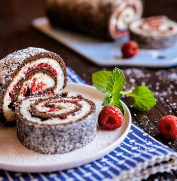 Biksvīta rulete ar kakao.