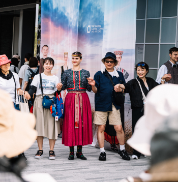 Simtiem cilvēku sadodas rokās Baltijas ceļā EXPO Japānā.