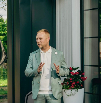 "Fišera alus darītavas" vadītājs Lauris Fišers: "Man vienmēr ir bijusi mazliet skumja sajūta, ka viss Latvijā koncentrējas ap Rīgu. Bet, ja katrs, kurš ir dzimis mazākā pilsētā un no tās aizbraucis, dotu kaut desmito daļu atpakaļ, arī šīm vietām būtu iespēja pastāvēt un attīstīties."
