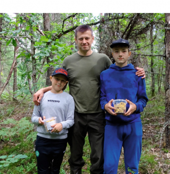 Valdis Kalns ar dēliem Jāni un Didzi.