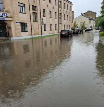 Appplūst Pētersalas un Sermuliņu ielas. 