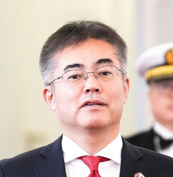 Kensuke Jošida, Japānas vēstnieks Latvijā.