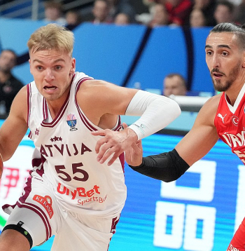 Artūrs Žagars veselības likstu dēļ izlaida daļu sagatavošanās posma pirms Eiropas čempionāta. Pirmajā spēlē aizsargs apliecināja, ka ir labā sportiskā formā, un pavilka komandu uzbrukumā, bet pēc sadursmes trešajā ceturtdaļā laukumā vairs neatgriezās.