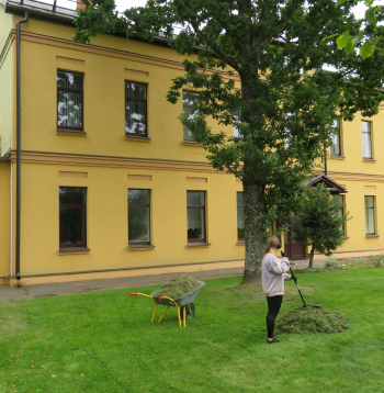 Dienvidkurzemes novada Dunikas pagasta Sikšņos skola, ko slēdza pirms trijiem gadiem, izskatās tā, it kā skolēni to nupat būtu pametuši...