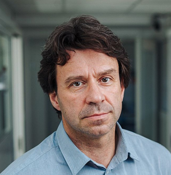 "Ietekmes, ko vēja elektrostacijas atstāj uz vidi un cilvēkiem, mūsdienās ir diezgan skaidras, izmērāmas un modelējamas," uzskata Dr. med. Ivars Vanadziņš, Rīgas Stradiņa universitātes Darba drošības un vides veselības institūta direktors.