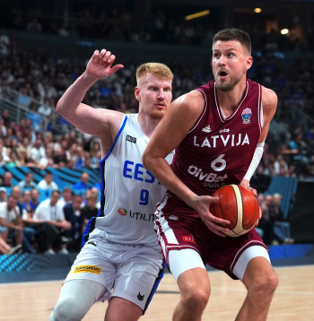 Latvijas izlases basketbolists Kristaps Porziņģis Eiropas čempionāta finālturnīra spēlē pret Igauniju.