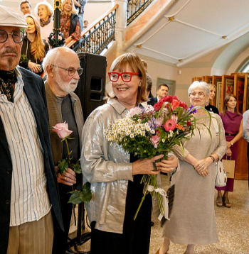 Džemmas Skulmes dēls mākslinieks Juris Dimiters, izstādes kuratore Sandra Krastiņa un politiķe Sandra Kalniete.