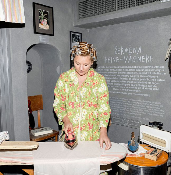 Deviņās tematiskajās daļās ietvertās 98 personības, arī latviešu operdziedātāja, soprāns Žermēna Heine-Vāgnere, ir vēstneši, kuru pieredzē atklājas latviešu radošuma plašums.