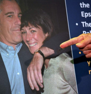 Šajā arhīva foto ASV Ņujorkas dienvidu apgabala pagaidu prokurore Odrija Štrausa preses konferencē Ņujorkā 2020. gada 2. jūlijā paziņo par apsūdzību izvirzīšanu Gisleinai Maksvelai. Attēlā arī Džefrijs Epstīns.