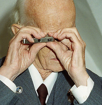 Valters Caps ar savu izgudrojumu 2000. gadā.