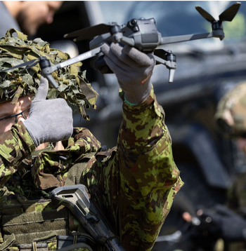 Militārajās mācībās "Baltic Trust 25", kas šā gada augustā notika Sēlijas poligonā un Sunākstes apkārtnē, bija arī inscenētas operācijas, lai pilnvērtīgāk izprastu dronu spējas, signālu bloķēšanu un citas aizsardzības sistēmas. Mācībās piedalījās ap 470 dalībnieki gan no Latvijas, gan citām NATO dalībvalstīm.