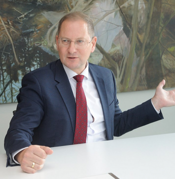 Edgars Voļskisː "Es savā promocijas darbā rakstīju par to, ka, sākot no 2025. gada, Latvijas tautsaimniecībā vajadzēs vismaz 100 000 oficiāli nodarbinātu trešo valstu iedzīvotāju. Paskatieties, kas notiek uz ielām – viņi jau ir atbraukuši, neredzamā tirgus roka viņus ir nodrošinājusi. Taču ir ārkārtīgi svarīgi, lai viņi ir legāli nodarbināti un darbojas tādā pašā nodokļu ietvarā kā mēs. Tirgus pats ir nokārtojis, ka brīvais darbaspēks ir atbraucis. Bet vai mēs to esam integrējuši nodokļu sistēmā?"