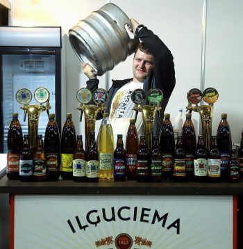 Alus darītavas "Ilgezeem" tehniķis Sergejs (attēlā) atzīst, ka viņam īpaši garšo Iļģuciema lejamais kvass, kas nav pasterizēts. Tikmēr uzņēmuma tirdzniecības vadītājs Rihards Jablokovs (ārpus kadra) kā galvenos šā gada uzņēmuma jaunumus piesaka Ilģuciema bezalkoholisko sidru, "Radler" alus dzērienu ar citrona garšu, kā arī citronu medalu un "Ipa" kategorijas alu.