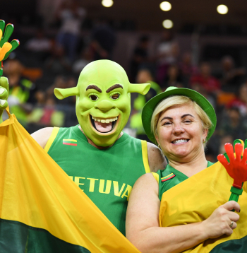 Lietuvas basketbola fani. Pēdējos gados Lietuva guvusi labus panākumus ne tikai basketbola laukumā, bet arī ekonomikas izaugsmē, kas viņiem
ļāvis kļūt par Baltijas līderiem.
