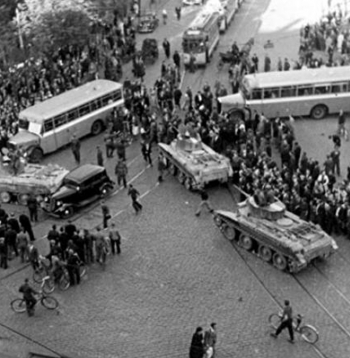 Sarkanās armijas tanki Stacijas laukumā 1940. gada 17. jūnijā. Avots:
https://www.historia.lv/jaunumi/1940-gada-17-junijs-latvijas-republikas-okupacijas-diena