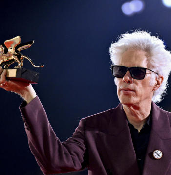 82. Venēcijas kinofestivāla galveno balvu - "Zelta lauvu" sestdien ieguvusi ASV režisora Džima Džārmuša kinolente "Father Mother Sister Brother" (Tēvs, māte, māsa, brālis).