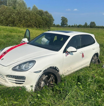 Krāslavas pusē par migrantu pārvadāšanu aizturēts igaunis brauca ar kāzu "Porsche".