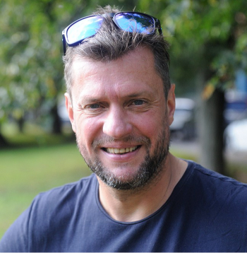 Taku skrējiena "Stirnu buks" organizētājs Rimants Liepiņš: "Skriešanas bizness jau tāda pati izklaides industrija vien ir. Vai nu tu izklaidē cilvēkus ar mākslu vai mūziku, vai arī ar skriešanu. Ja cilvēkiem nepatiks, ko tu dari, viņi nebrauks."