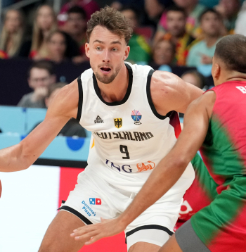 Vācijas basketbola valstsvienības spēlētājs Francs Vāgners (nr.9) Eiropas čempionāta astotdaļfināla spēlē basketbolā vīriešiem starp Vācijas un Portugāles valstsvienībām "Xiaomi arēnā".