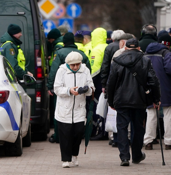 Krievijas pensionāri ne vien saņem pensijas, bet arī piedalās šīs valsts politiskajos procesos. Par to varēja pārliecināties arī 2024. gada 17. martā, kad daudzi bija ieradušies Krievijas vēstniecībā, lai atdotu savu balsi Krievijas prezidenta vēlēšanās.