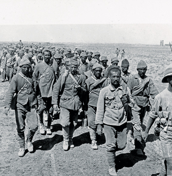 Turku gūstekņi ceļā uz koncentrācijas nometni britu karaliskā Rietumkentas pulka vīru pavadībā 1917. gada septembrī.