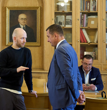 Zaļo un zemnieku savienības valdes priekšsēdētājs, zemkopības ministrs Armands Krauze (no labās) un "Progresīvo" Saeimas frakcijas vadītājs Andris Šuvajevs pirms koalīcijas sadarbības sanāksmes.