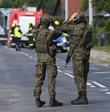 Viena Krievijas drona atlūzas uzkritušas dzīvojamās mājas jumtam Ļubļinas vojevodistes Viriku ciemā, kas atrodas netālu no Polijas robežām ar Baltkrieviju un Ukrainu.