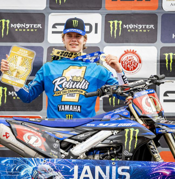 Jānis Reišulis ar Eiropas čempionāta EMX250 klases čempiona medaļu.