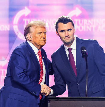 Aktīvists Čārlijs Kērks (R) uzstājas uz skatuves kopā ar prezidentu Donaldu Trampu pasākumā America Fest 2024 Fīniksā, Arizonā, 2024. gada 22. decembrī. 