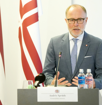 Aizsardzības ministrs Andris Sprūds piedalās preses konferencē, kurā informē par gaisa telpas slēgšanu Latvijas austrumu pierobežā, pēc tam kad Polijas gaisa telpā ielauzās vairāki krievu uzbrukuma lidroboti.