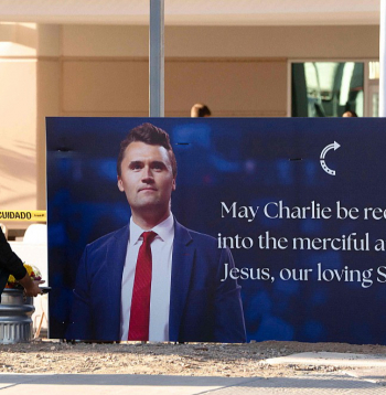 Fīniksā, Arizonas štatā pie konservatīvās organizācijas "Turning Point USA" galvenās mītnes cilvēki sēro par trešdien noslepkavoto Čārliju Kērku.