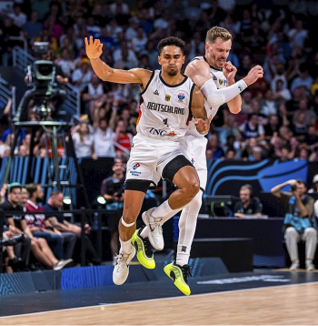 Vācijas basketbolisti Maodo Lo un Andreass Obsts jau griež uzvaras deju. Ceturtdaļfinālā pret Slovēniju abi pēdējā ceturtdaļā iemeta ļoti svarīgus tālmetienus, sekmējot komandas atgūšanos no 13 punktu deficīta un iekļūšanu Eiropas čempionāta pusfinālā.