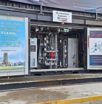 Nelielā dažos jūras konteineros izvietotā ogļskābās gāzes uztveršanas iekārta "Schwenk" cementa rūpnīcā Brocēnos pēc dažiem gadiem sola pārvērsties lielākajās industriālajās investīcijās kopš neatkarības atgūšanas, solot gan jaunas iespējas, gan izaicinājumus to izmantošanā.