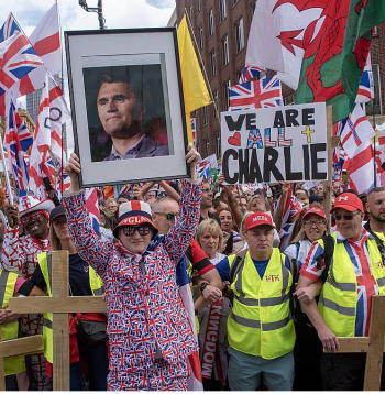 Imigrācijas pretinieku protesta akcijas dalībnieki Londonā sestdien pieminēja arī pagājušajā nedēļā nogalināto amerikāņu konservatīvo aktīvistu Čārliju Kērku.