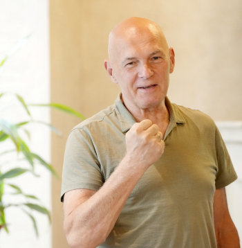 Aktieris Varis Vētra.