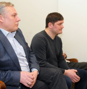 Apsūdzētie Rīgas pils priekšpils būvdarbu vadītājs Ivars Rība (no kreisās) un Juris Kassalietis.