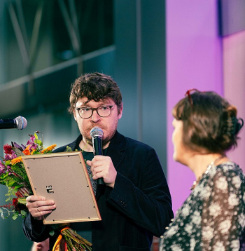 Dzejnieks Artis Ostups, saņemot Dzejas dienu balvu. Kopā ar dzejnieci Ēriku Bērziņu.