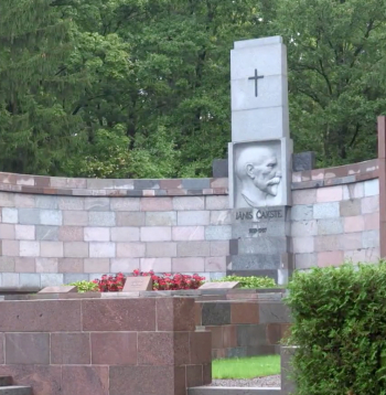 Latvijas pirmā prezidenta Jāņa Čakstes kapa piemineklis Meža kapos.