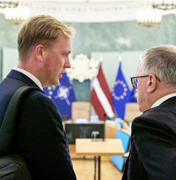 Ekonomikas ministrs Viktors Valainis (no kreisās) un finanšu ministrs Arvils Ašeradens pirms Ministru kabineta sēdes. Lai gan šonedēļ valdībai bija jāskata budžets, ZZS to nobremzējusi, jo vēl esot nepieciešama diskusija par vairākiem svarīgiem jautājumiem.