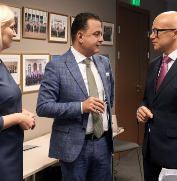 Valsts kontroles padomes locekle Maija Āboliņa, veselības ministrs Hosams Abu Meri un valsts kontrolieris Edgars Korčagins mediju pasākumā, kurā informē par revīziju "Vai stacionārā veselības aprūpe tiek plānota un organizēta efektīvi?".