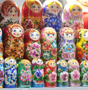 Centrāltirgū suvenīru tirgotāji esot Ukrainas valstspiederīgie, un koka lelles esot ražotas Ukrainā. Taču Rīgas domes pārstāvji teic, ka matrjoškas tirgū vairs nebūšot.