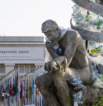 Kanādas mākslinieka izveidotā skulptūra “Domātāja nasta”, kas bija izvietota pie ANO mītnes Ženēvā. Mākslinieks centās pievērst uzmanību vides piesārņojumam ar plastmasu. Tā ir viena no jomām, kur nepieciešama lielāka starptautiskā sadarbība.