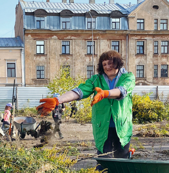 Ainavas tapšana: no haosa uz harmoniju. Pirmā talka Sporta pils dārzos, 2020. gads. Foto no grāmatas "Iekustināt ainavu telpu"